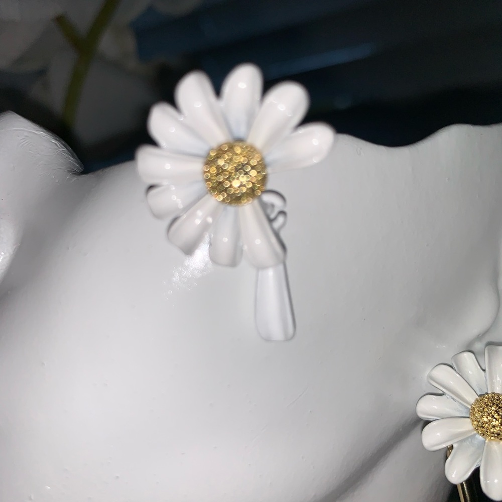 Daisy Earrings - NEW - Picture 4 of 4